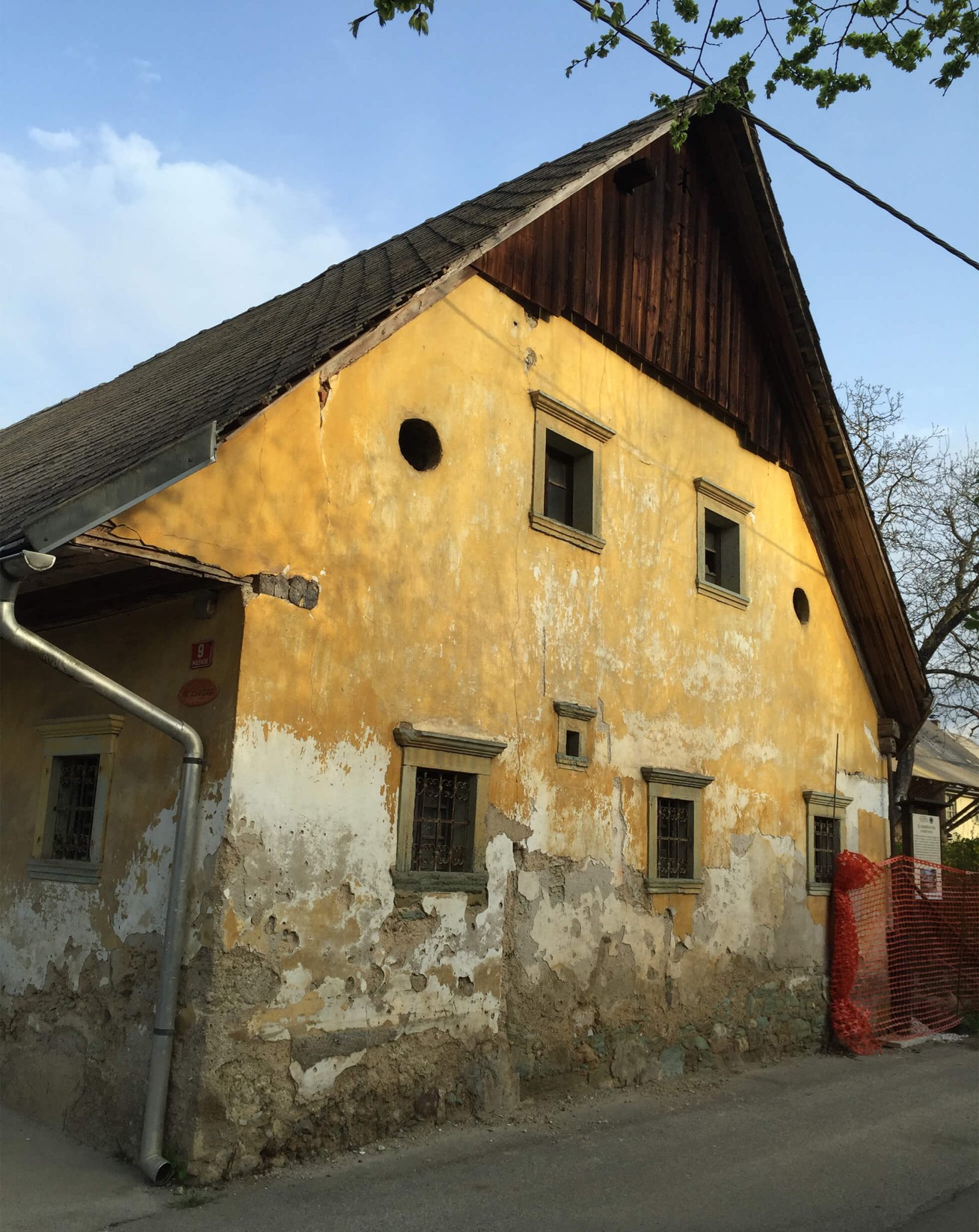 Hiša Kvandrova v Mošnjah pred prenovo.