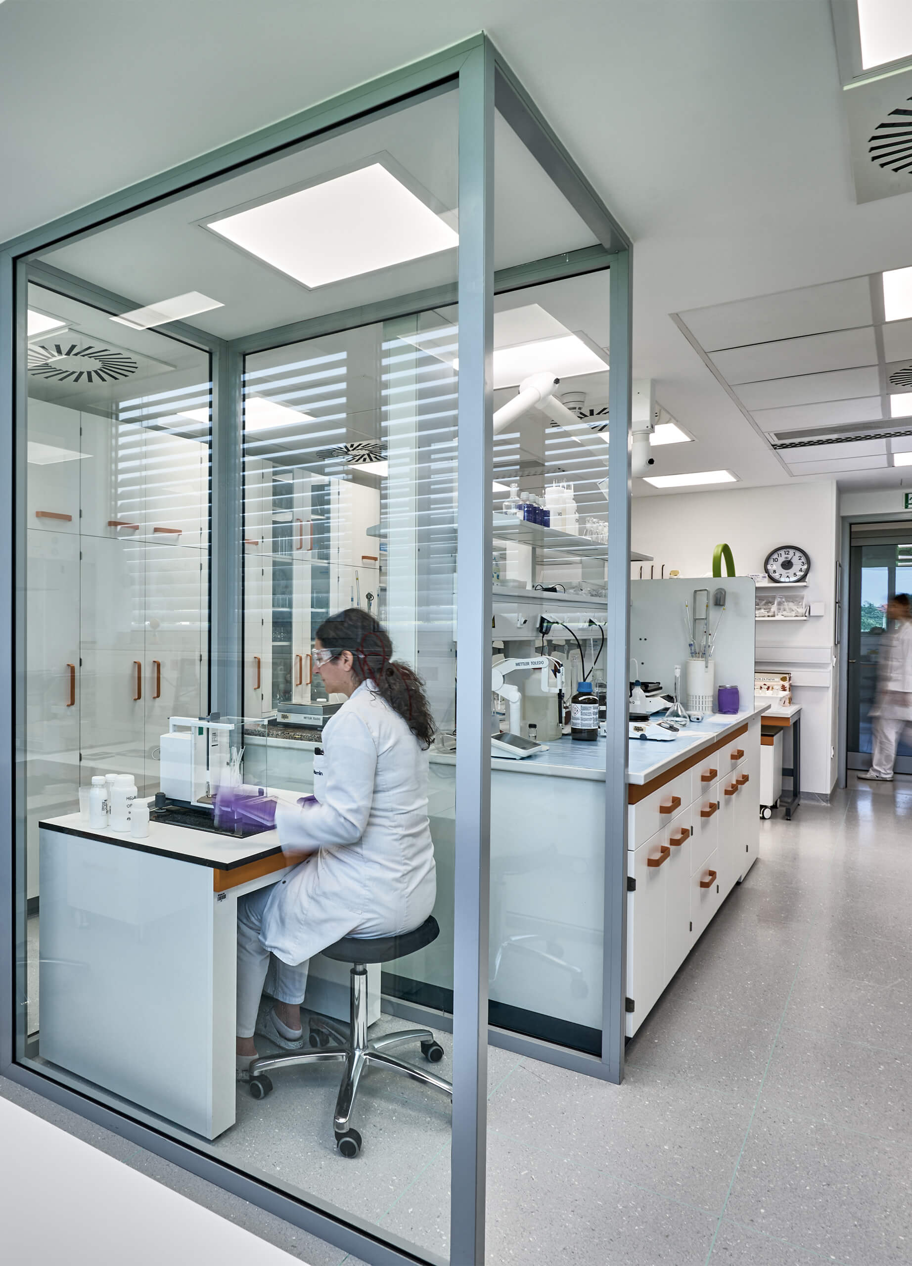 Arhitekti Archinauts so prenovili laboratorij Melamin v Kočevju.