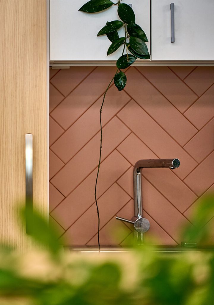 Detajl kuhinje laboratorija Melamin v Kočevju.