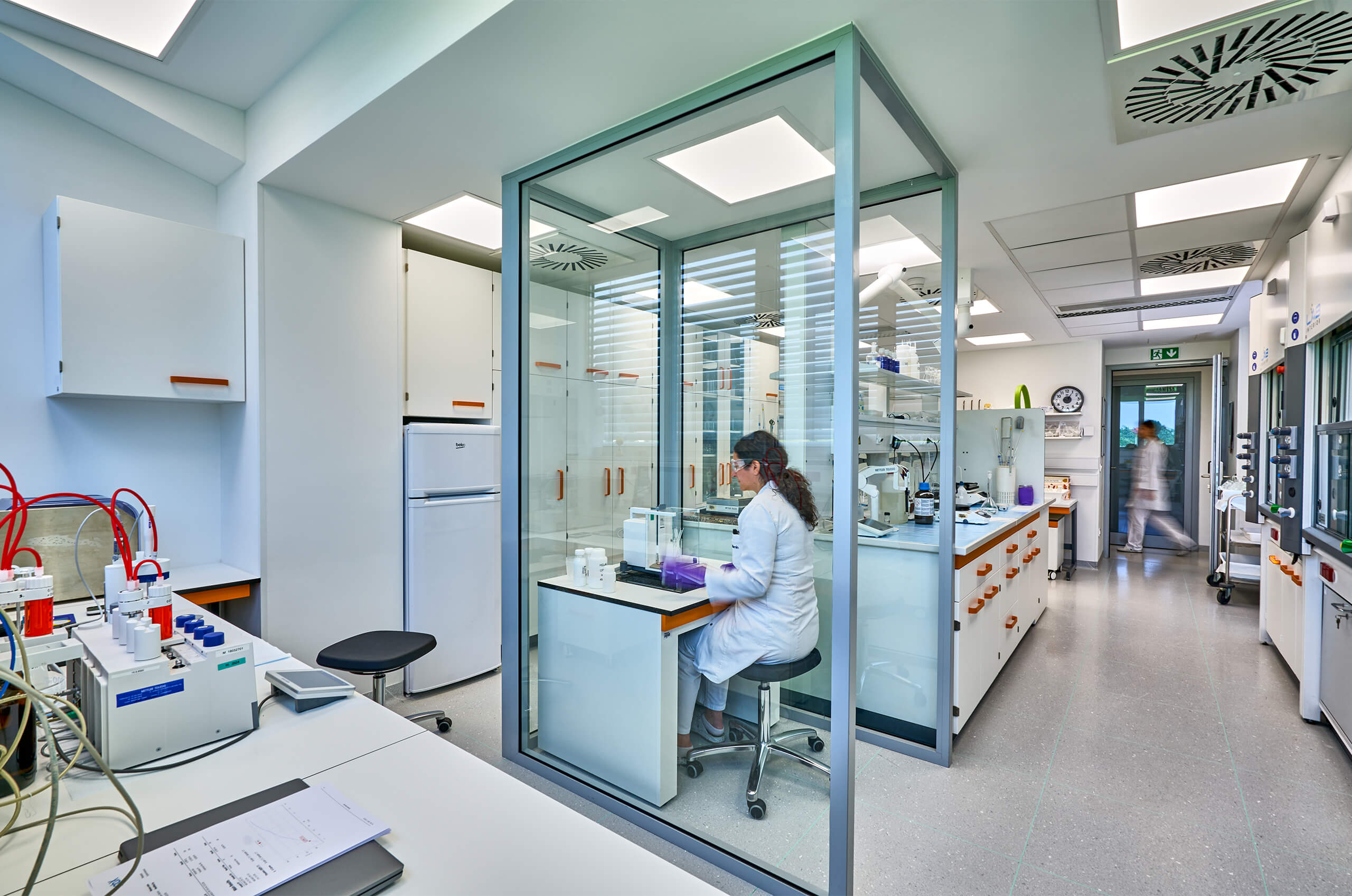 Arhitekti Archinauts so prenovili laboratorij Melamin v Kočevju.