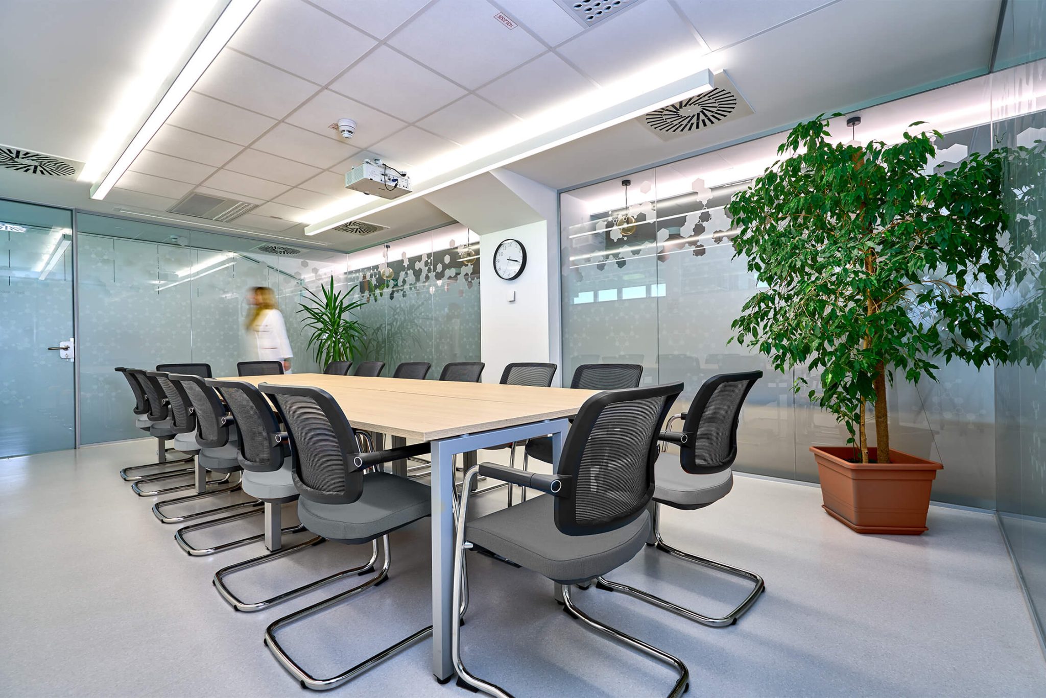 Arhitekti Archinauts so prenovili sejno sobo laboratorija Melamin v Kočevju.