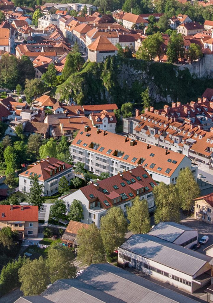 Zračna fotografija večstanovanjskega objekta v Kamniku