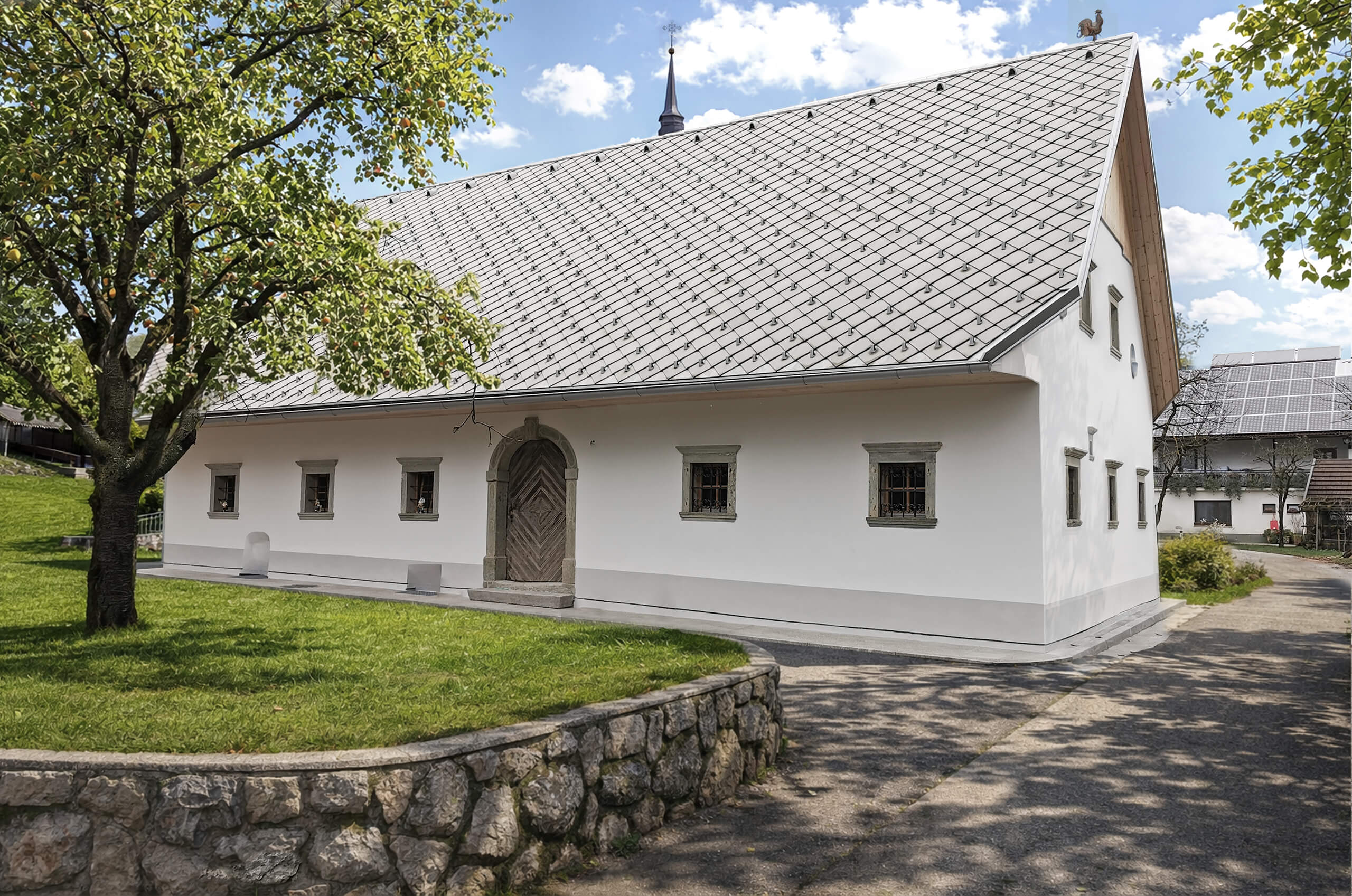 Prenovljena tradicionalna hiša Kvandrova v Mošnjah, arhitekti Archinauts, pogled na vhod.