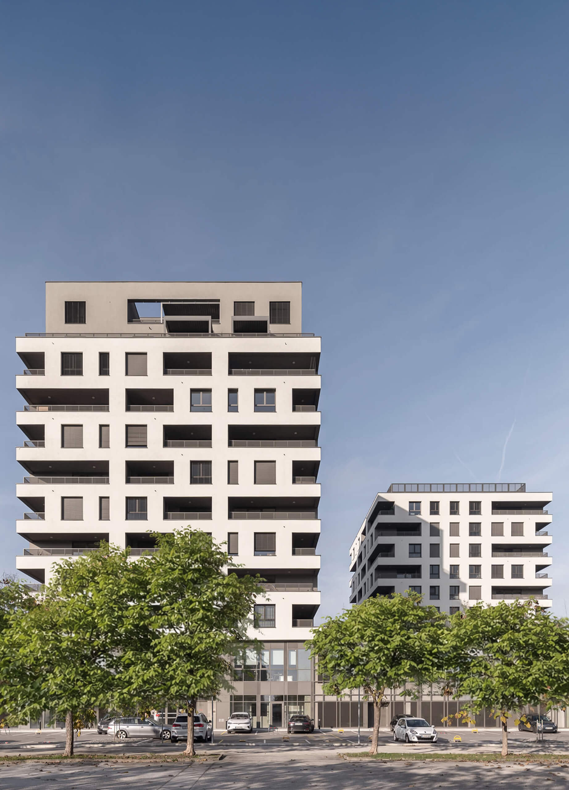 Stanovanjsko-poslovni kompleks v Celju, zasnovan s strani Archinauts. Pogled iz parkirišča.